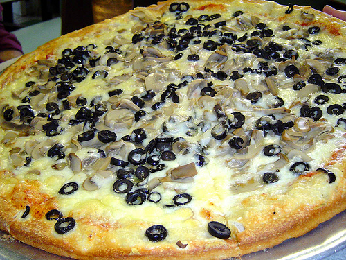 mushroom olive and cheese pizza.jpg